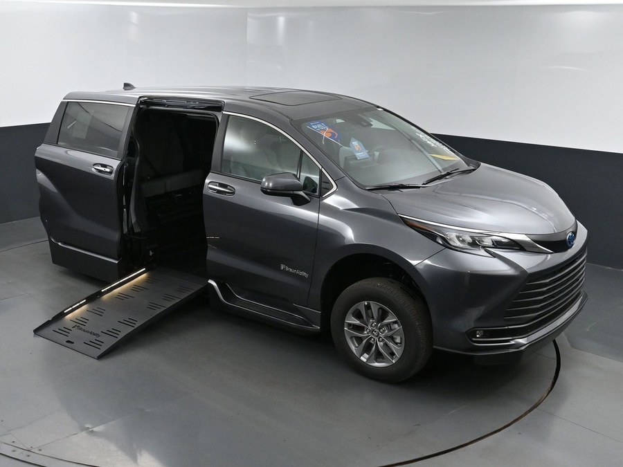 New 2025 Toyota Sienna Hybrid XLE Base - BraunAbility Side Entry Entry Fold Out Automatic Ramp