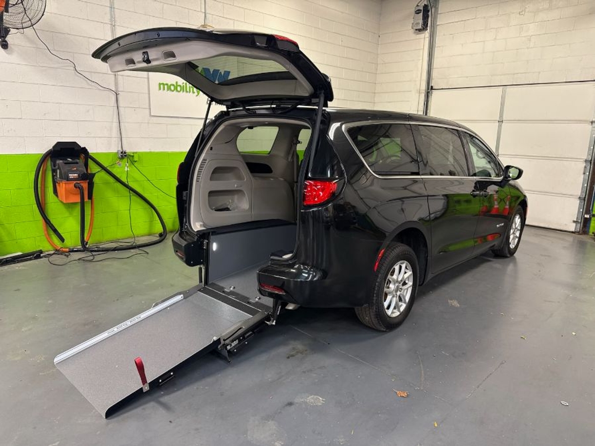 2024 CHRYSLER VOYAGER - Image 1