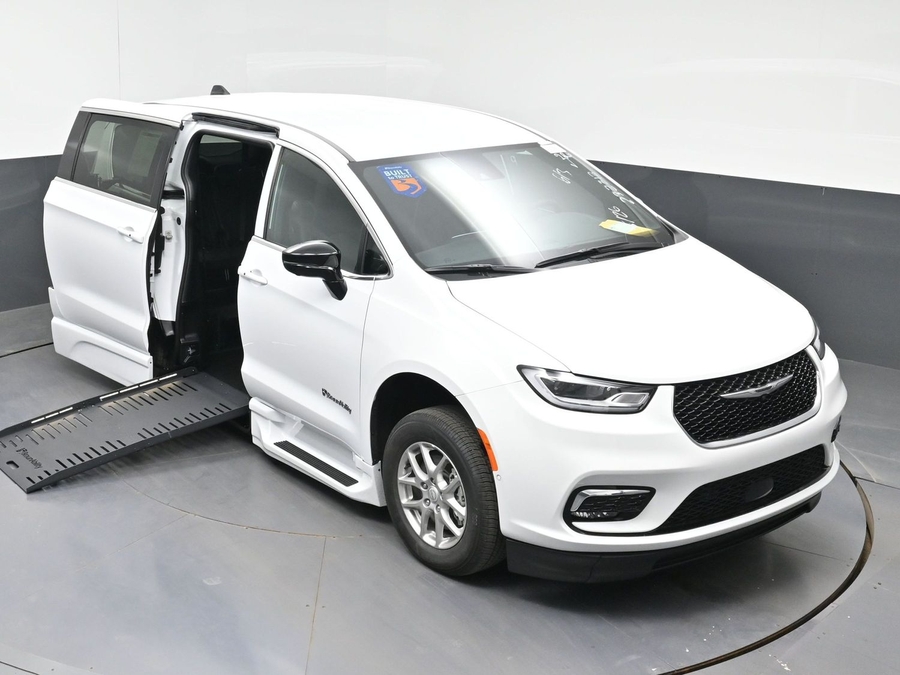 New 2026 Chrysler Pacifica Select Safety - BraunAbility Side Entry Entry Fold Out Automatic Ramp