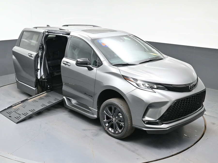 New 2026 Toyota Sienna Hybrid XSE Sport - BraunAbility Side Entry Entry Fold Out Automatic Ramp