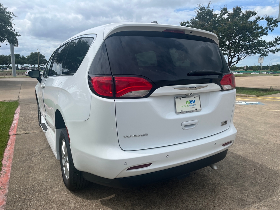 White Chrysler Voyager image number 5