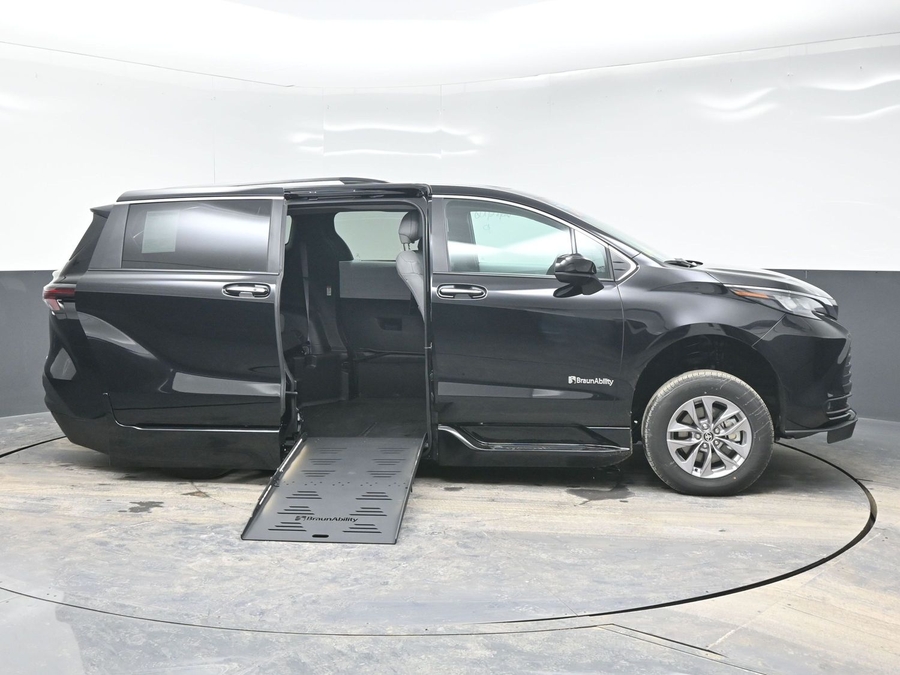 Black Toyota Sienna image number 7