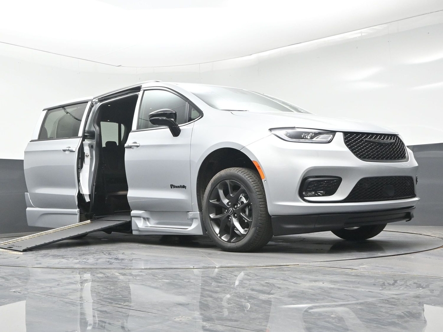 New 2026 Chrysler Pacifica Select Sport - BraunAbility Side Entry In Floor Automatic Ramp