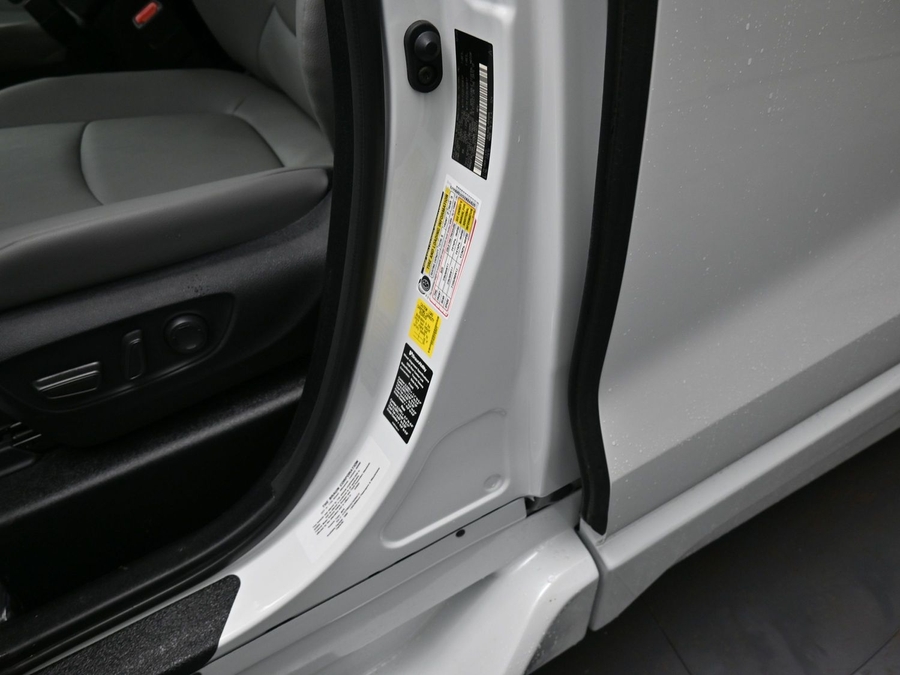 White Toyota Sienna image number 13