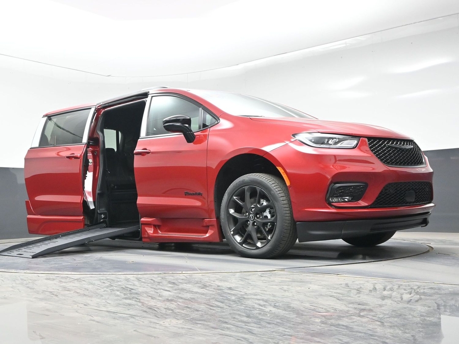 Red Chrysler Pacifica image number 18