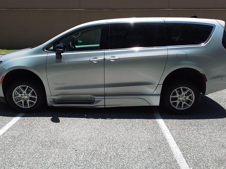 Silver Chrysler Pacifica image number 8