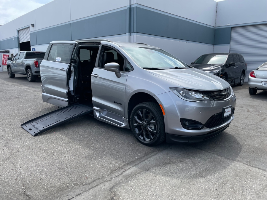 Used 2020 Chrysler Pacifica Touring L - BraunAbility Side Entry In Floor Automatic Ramp
