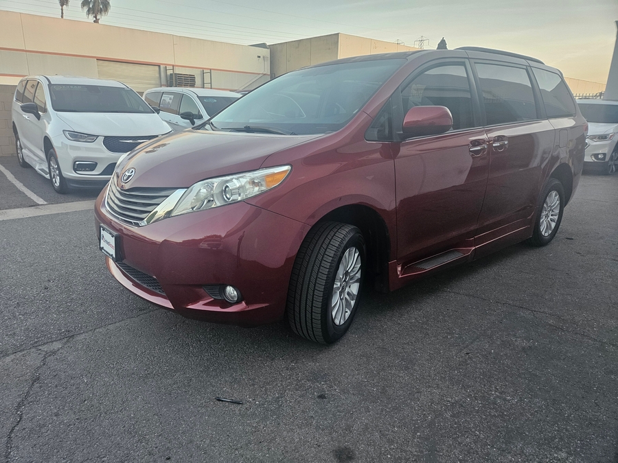 Used 2012 Toyota Sienna XLE Base - BraunAbility Side Entry Entry Fold Out Automatic Ramp