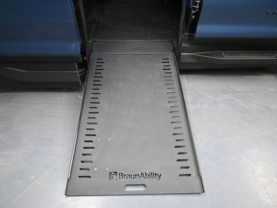 New 2025 Chevrolet Traverse 1LT Midnight - BraunAbility Side Entry Entry In Floor Automatic Ramp