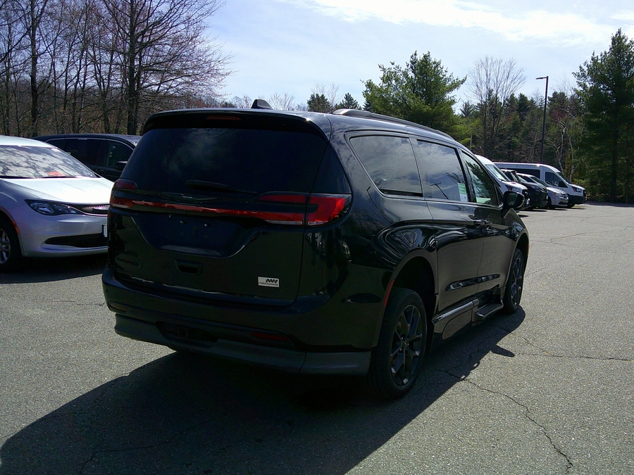 Black Chrysler Pacifica image number 6