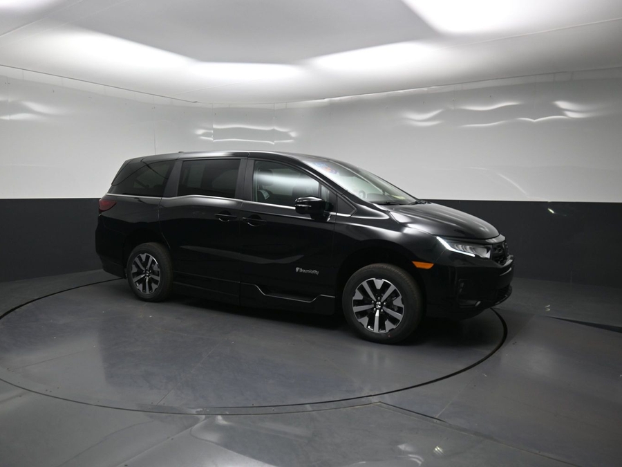 Black Honda Odyssey image number 15