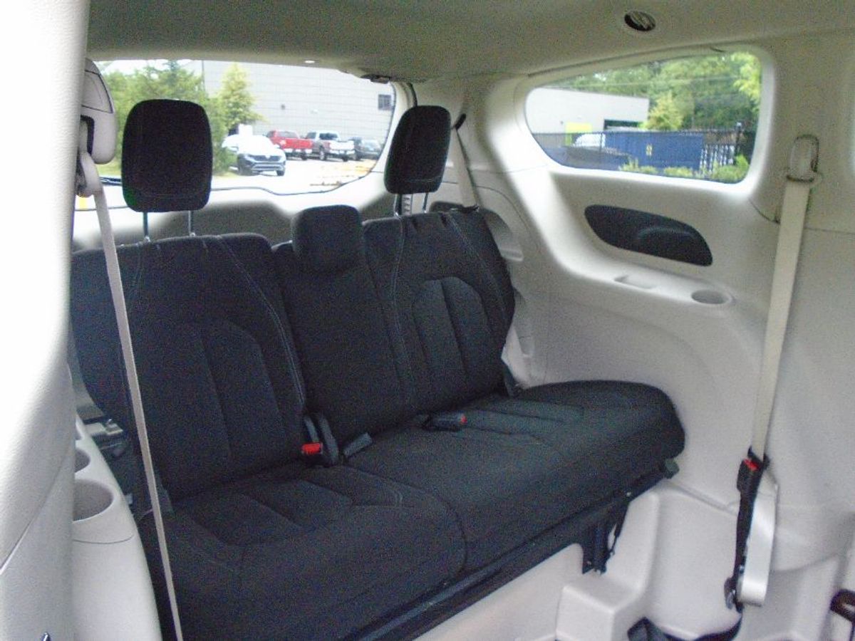 Red Chrysler Voyager image number 35