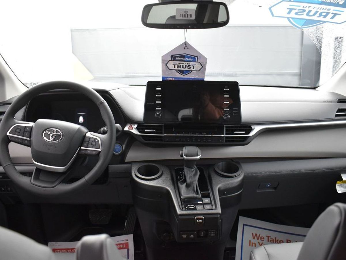 Silver Toyota Sienna image number 11