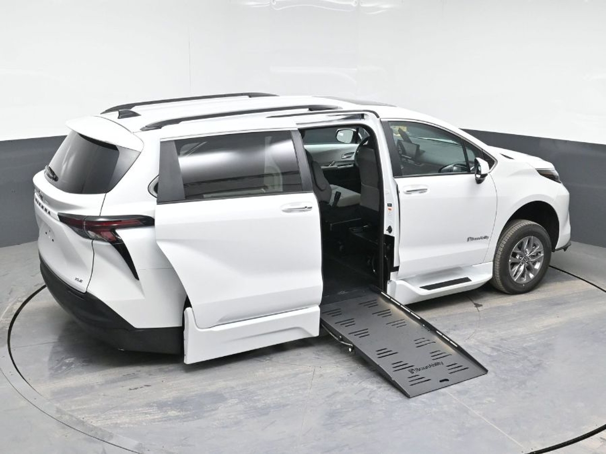 2025 TOYOTA SIENNA - Image 26