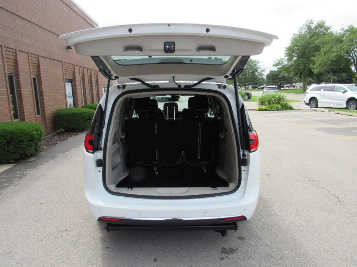 White Chrysler Pacifica image number 13