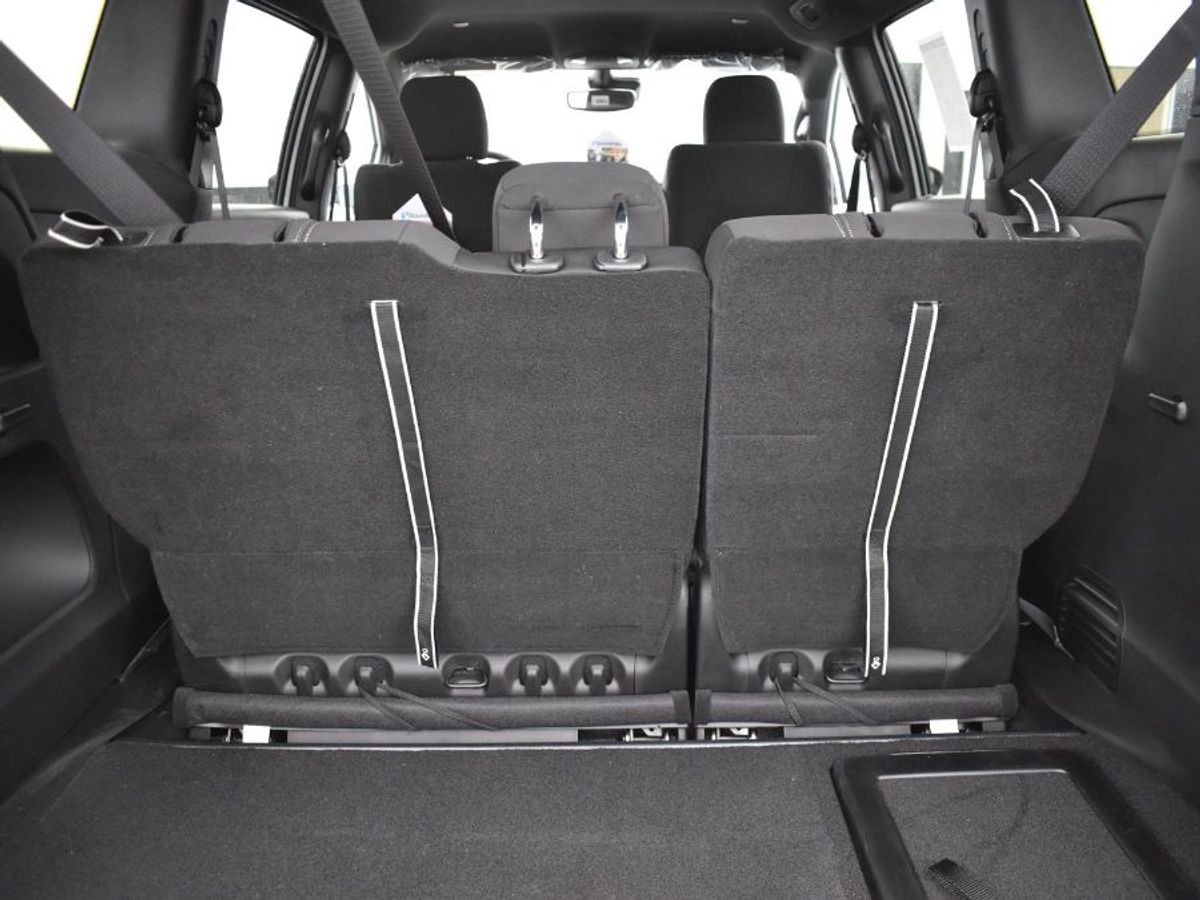 2024 Chrysler Pacifica Touring - Photo 9