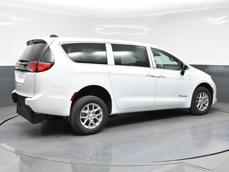 White Chrysler Voyager image number 6