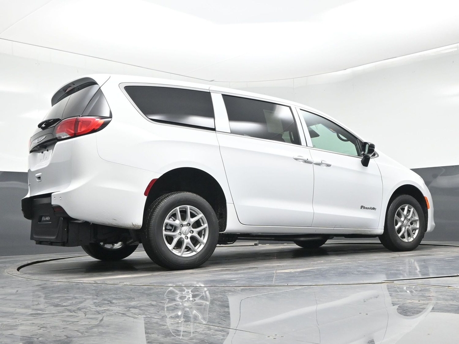 White Chrysler Voyager image number 20