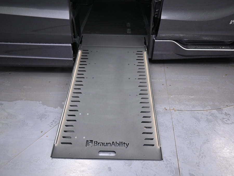 Grey Honda Odyssey image number 9