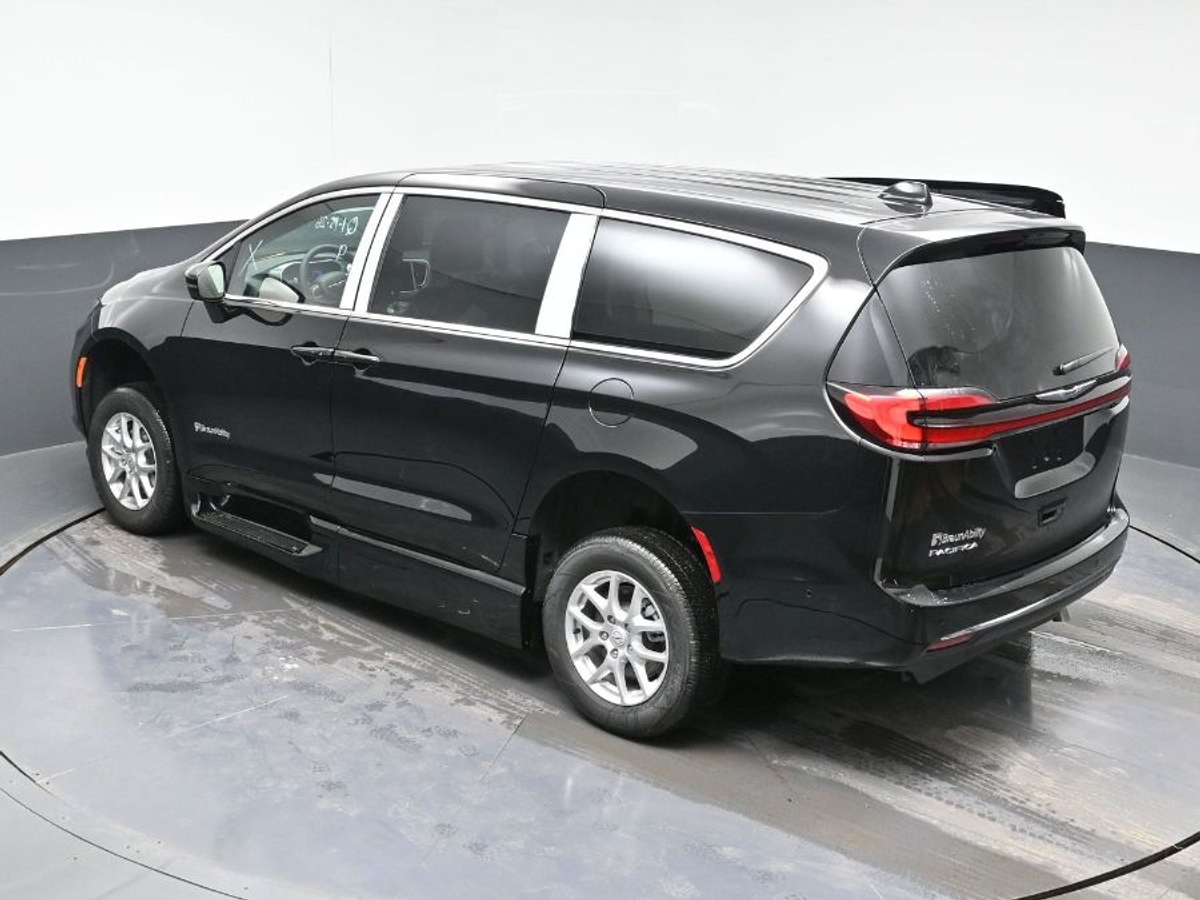 Black Chrysler Pacifica image number 24