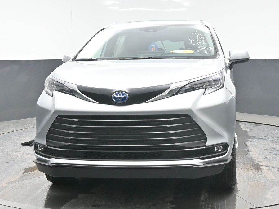 New 2025 Toyota Sienna Hybrid XLE Plus - BraunAbility Side Entry Entry Fold Out Automatic Ramp