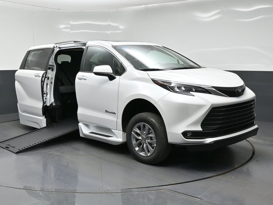 White Toyota Sienna image number 23