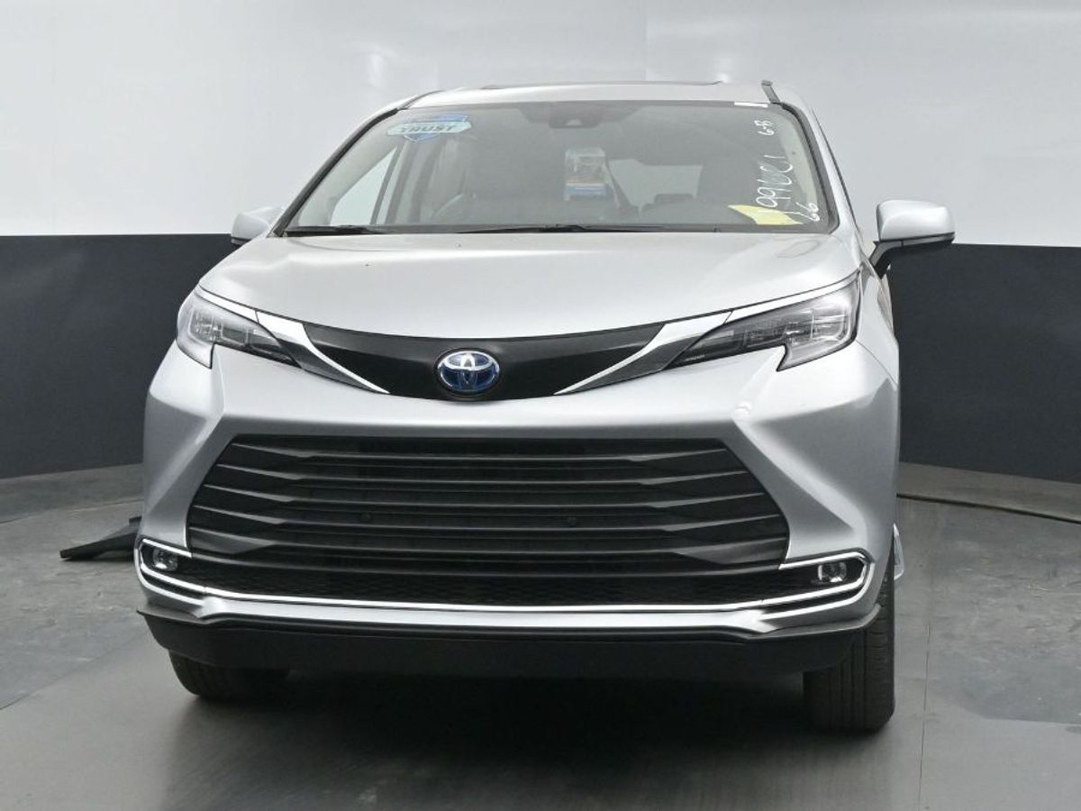 Silver Toyota Sienna image number 16