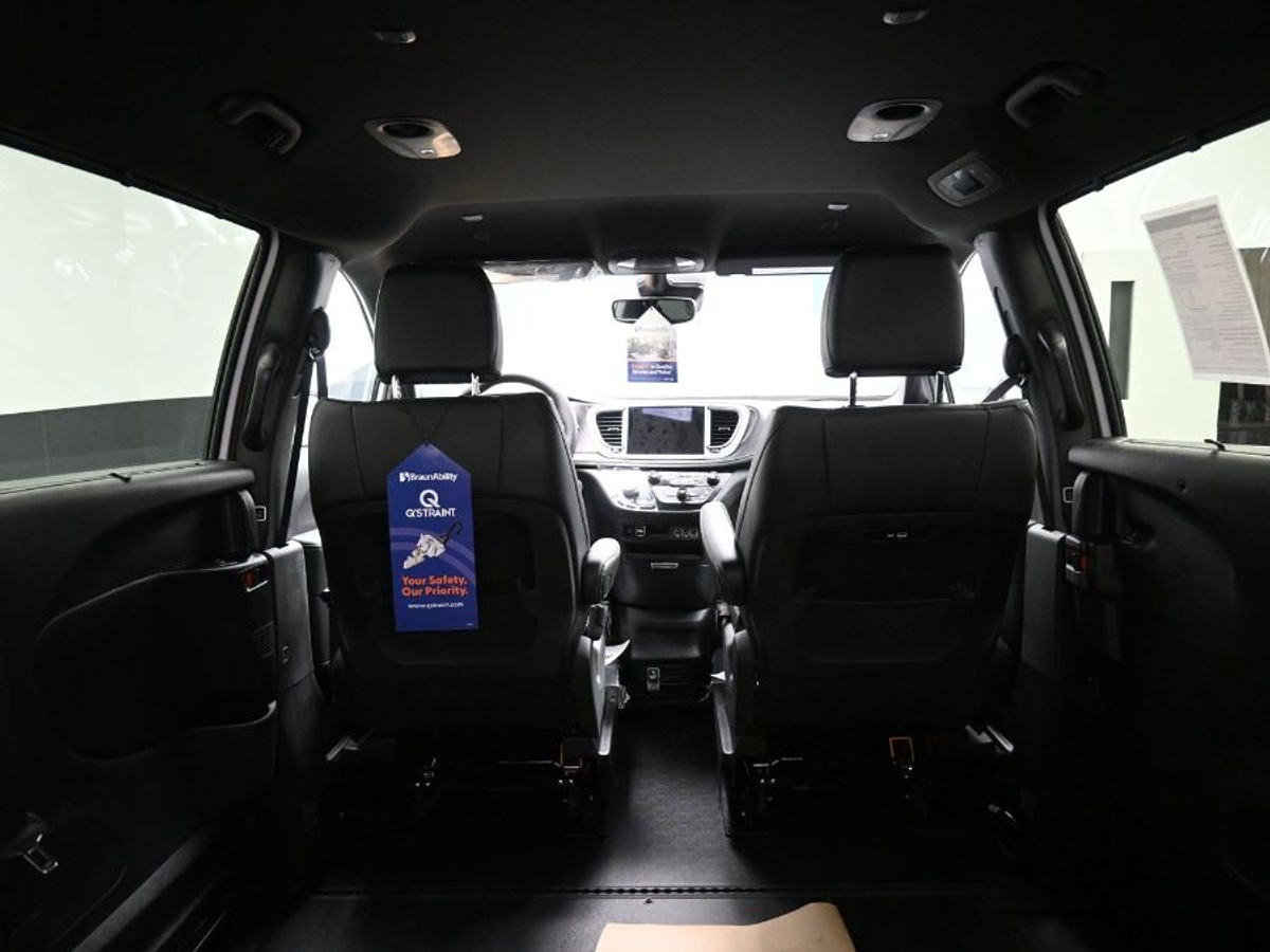 White Chrysler Pacifica image number 14