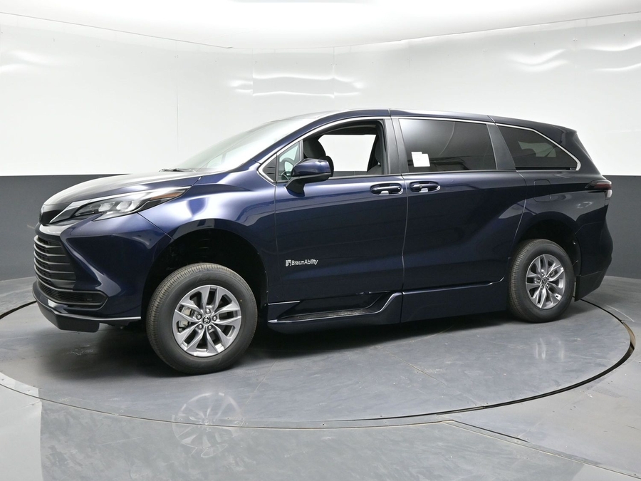 New 2026 Toyota Sienna Hybrid LE - BraunAbility Side Entry Fold Out Automatic Ramp