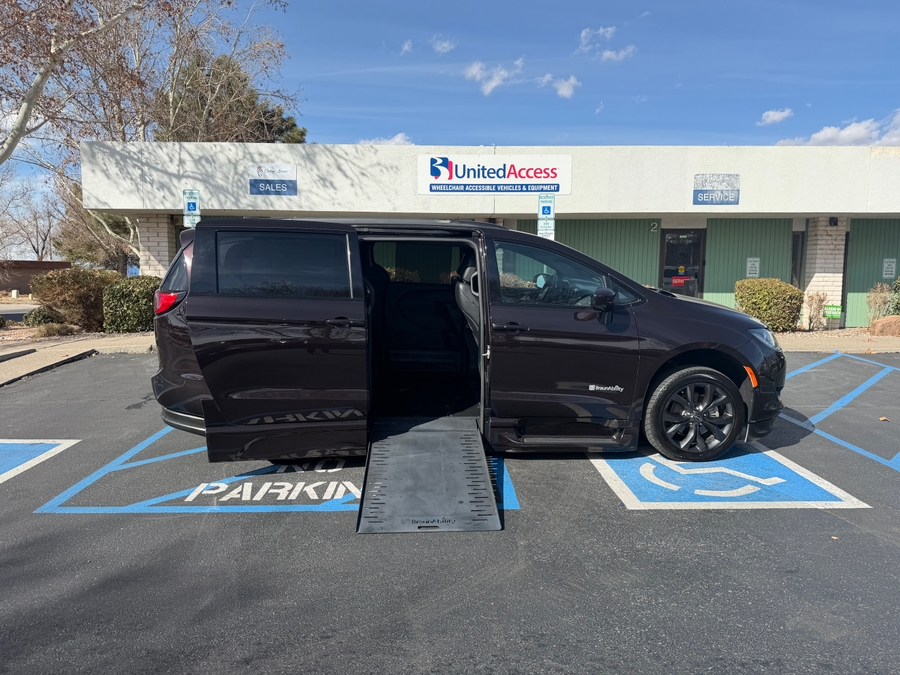 Used 2018 Chrysler Pacifica Touring L - BraunAbility Side Entry Entry In Floor Automatic Ramp