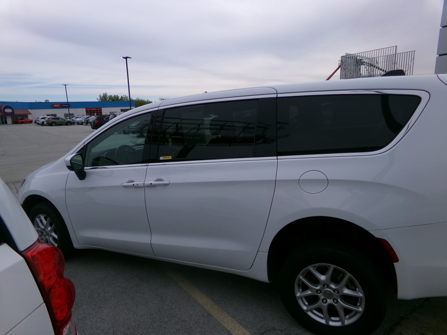 White Chrysler Voyager image number 4