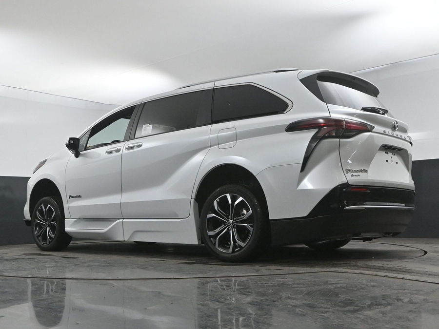 New 2025 Toyota Sienna Hybrid Platinum - BraunAbility Side Entry Entry In Floor Automatic Ramp