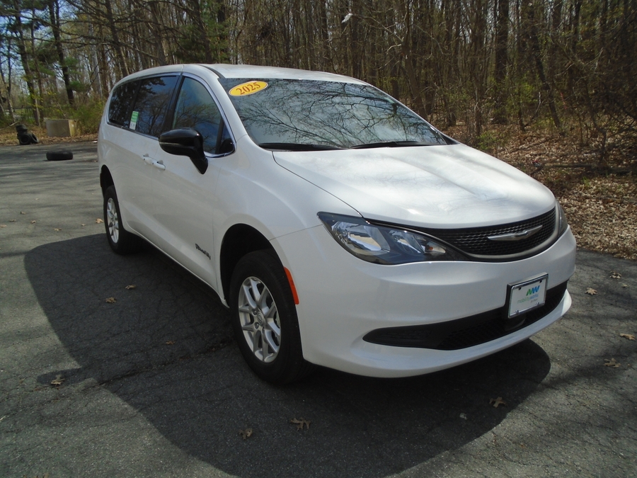 White Chrysler Voyager image number 8
