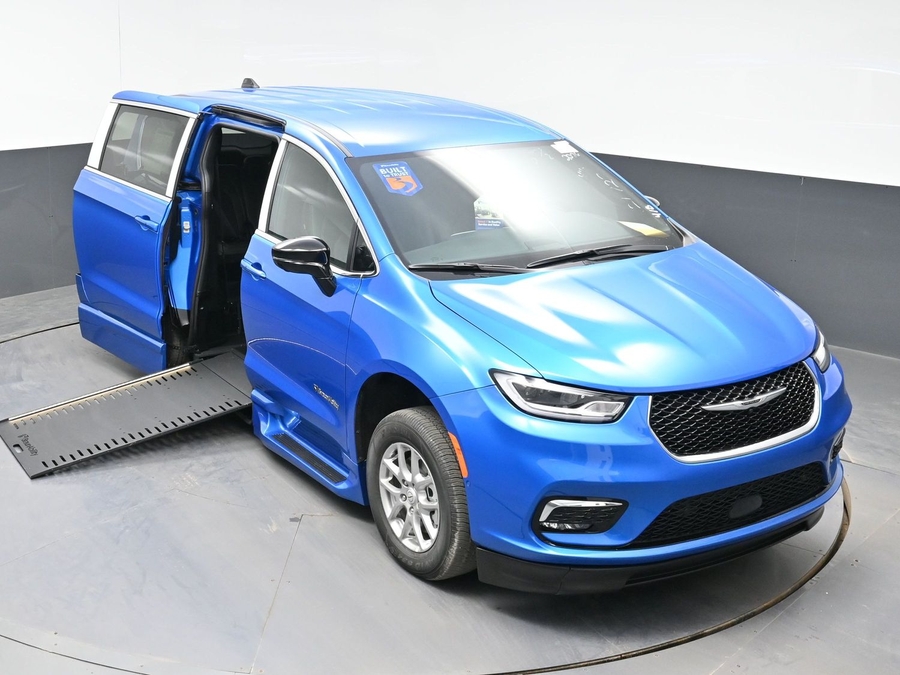 Blue Chrysler Pacifica image number 19