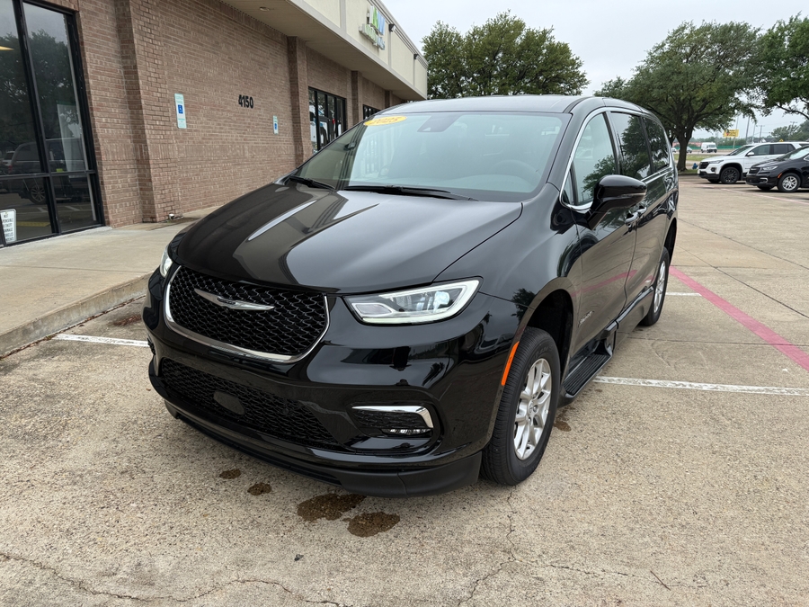 Black Chrysler Pacifica image number 1