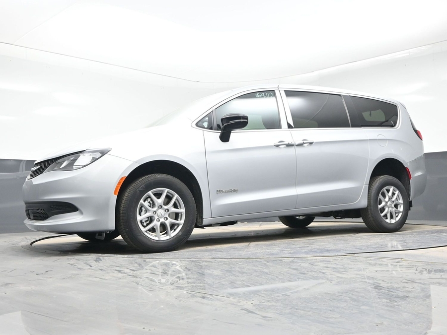 Silver Chrysler Voyager image number 18