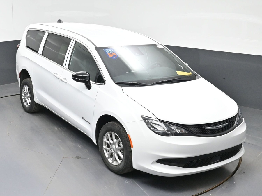 White Chrysler Voyager image number 11
