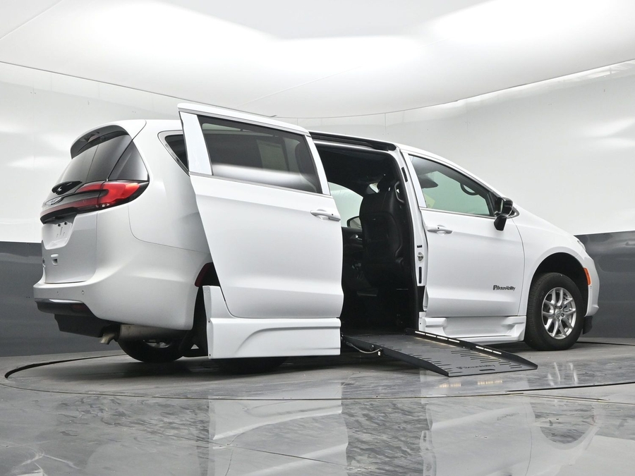 New 2026 Chrysler Pacifica Select Safety - BraunAbility Side Entry Fold Out Automatic Ramp