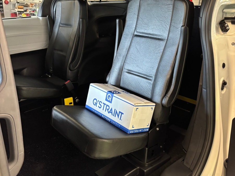 White Toyota Sienna image number 11