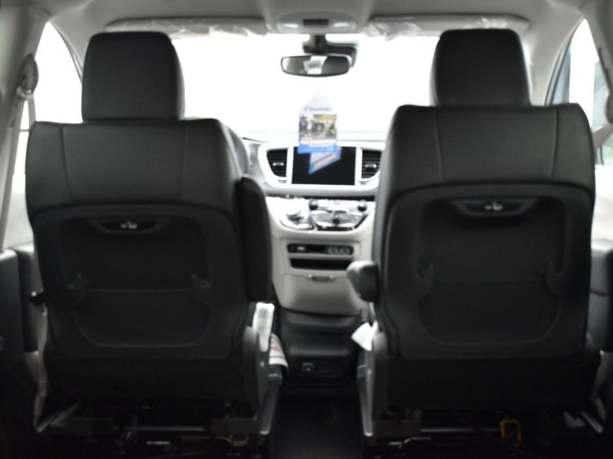 Silver Chrysler Pacifica image number 7