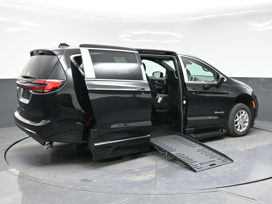 Black Chrysler Pacifica image number 6