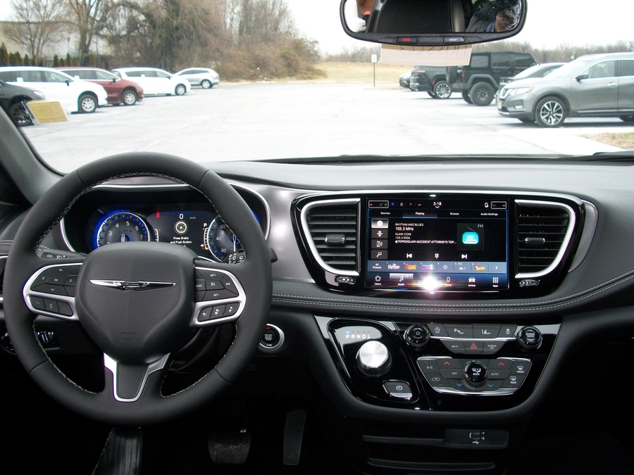White Chrysler Pacifica image number 3