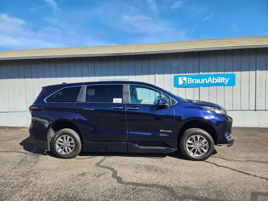 Used 2023 Toyota Sienna Hybrid XLE - BraunAbility Side Entry In Floor Automatic Ramp