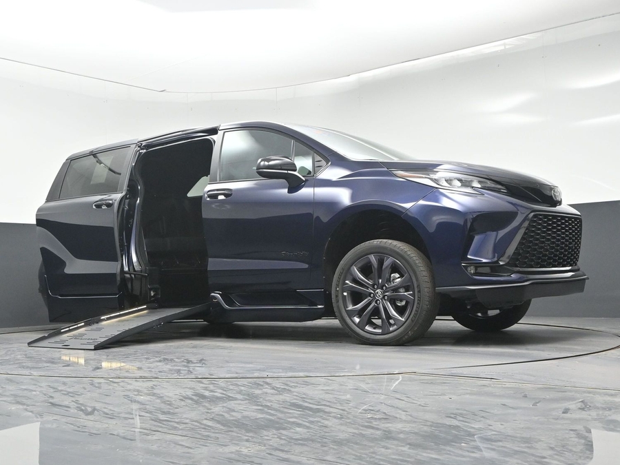 New 2026 Toyota Sienna Hybrid XSE Sport - BraunAbility Side Entry Fold Out Automatic Ramp