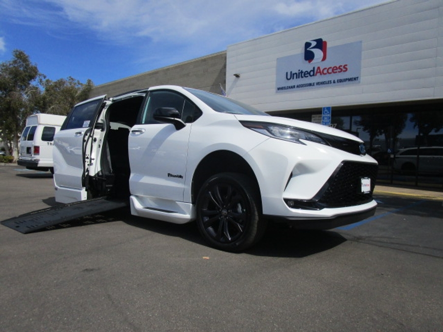 New 2025 Toyota Sienna Hybrid XSE Sport - BraunAbility Side Entry Entry Fold Out Automatic Ramp