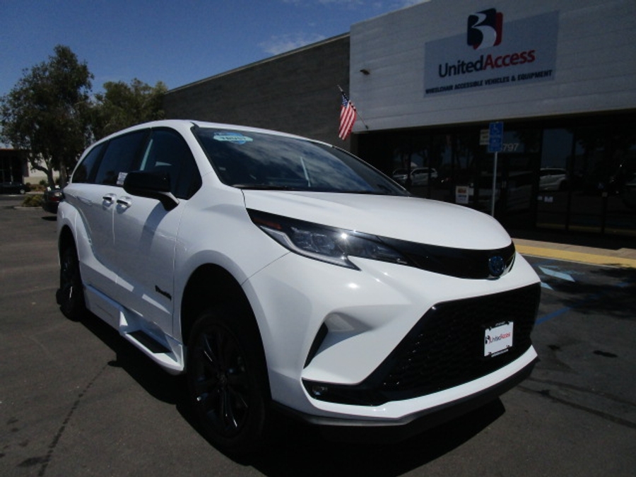 New 2026 Toyota Sienna Hybrid XSE Sport - BraunAbility Side Entry Entry In Floor Automatic Ramp