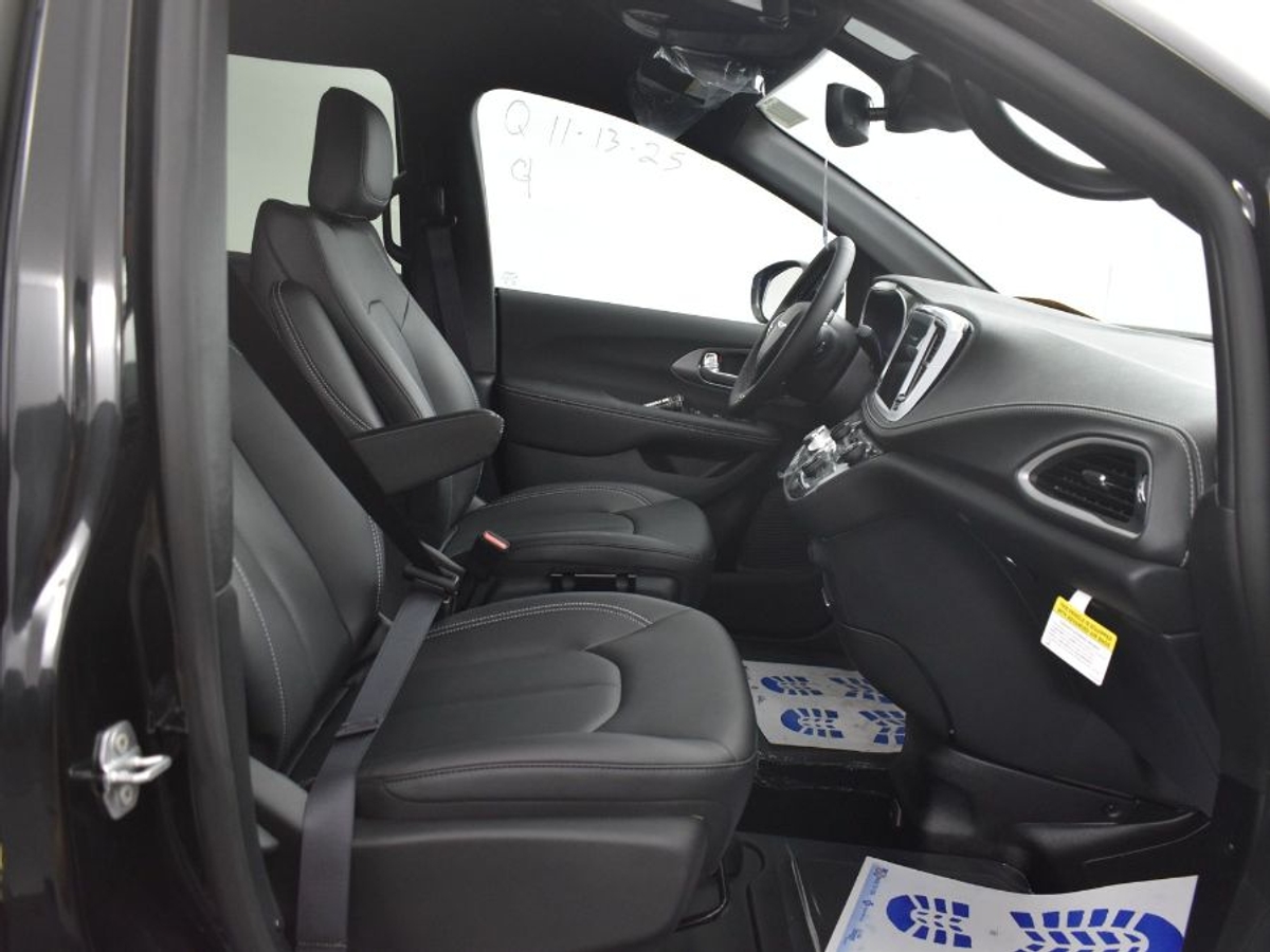 Black Chrysler Pacifica image number 8