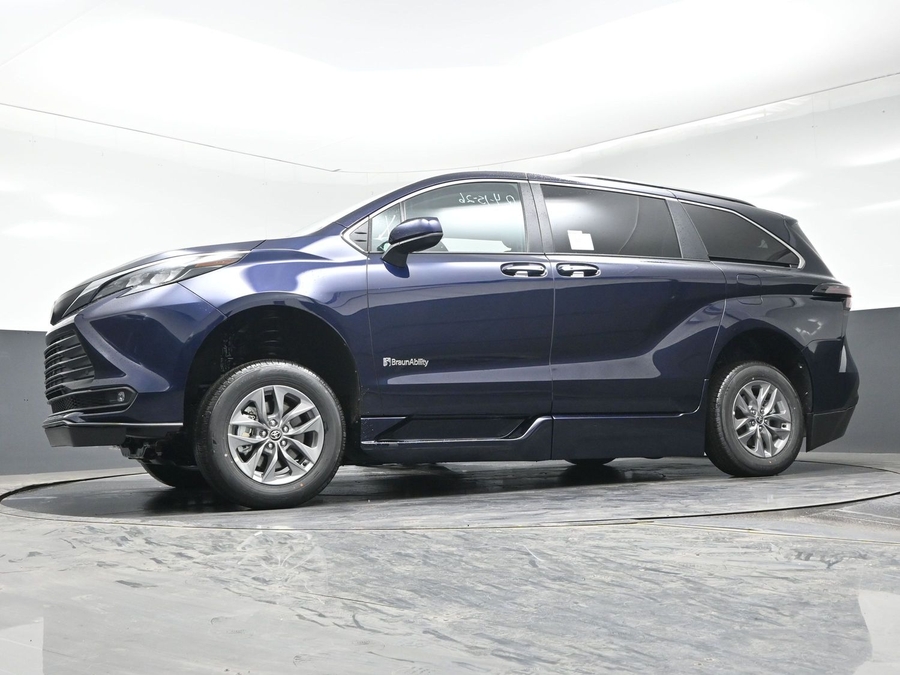 New 2026 Toyota Sienna Hybrid XLE Base - BraunAbility Side Entry Entry Fold Out Automatic Ramp