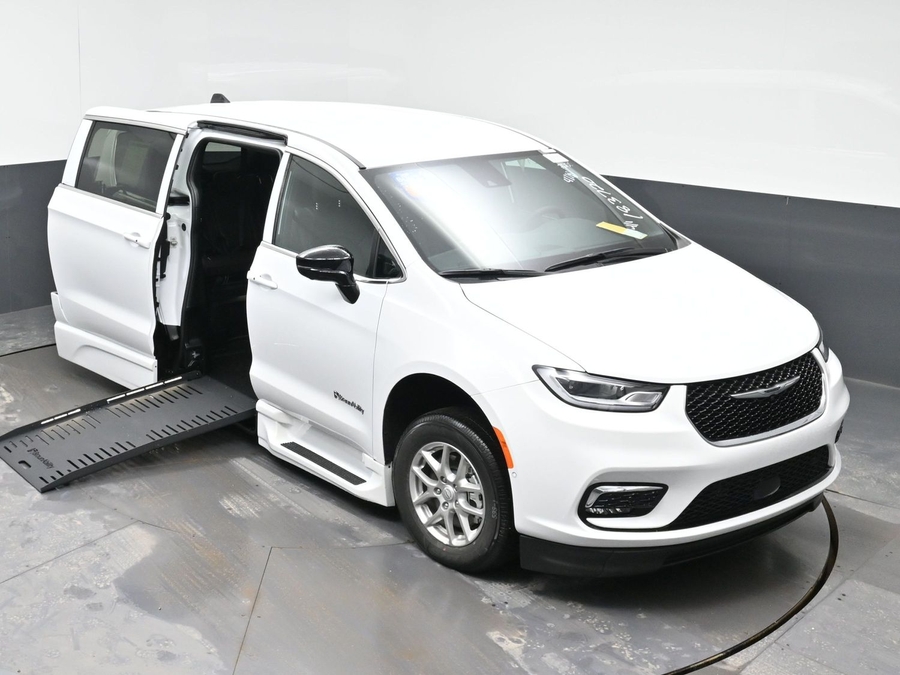 White Chrysler Pacifica image number 19