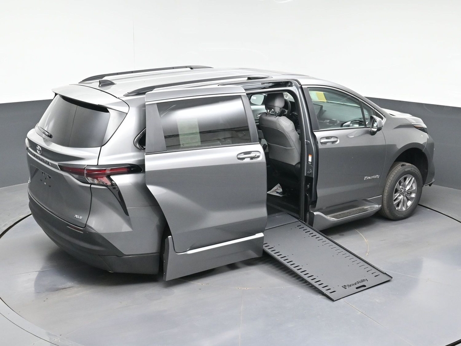 New 2026 Toyota Sienna Hybrid XLE Add - BraunAbility Side Entry In Floor Automatic Ramp